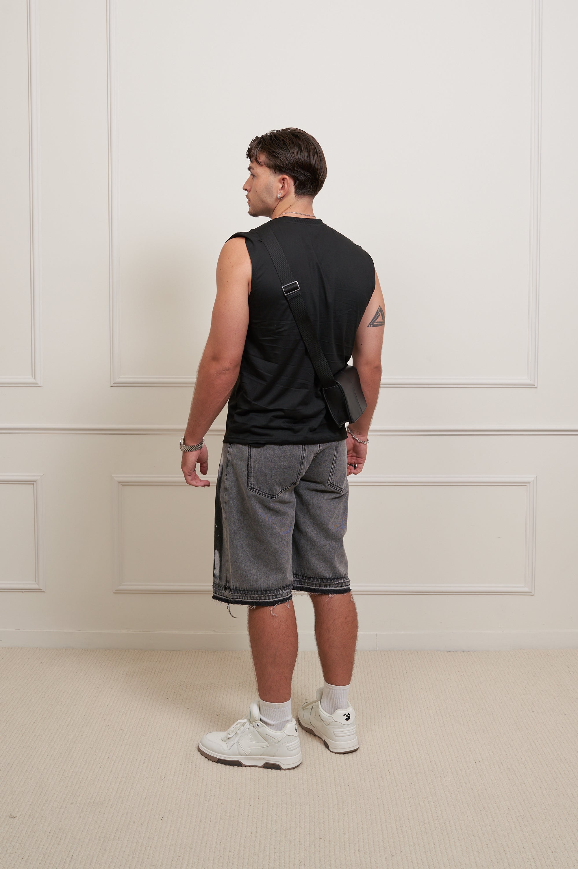 BLACK SLEEVELESS TEE