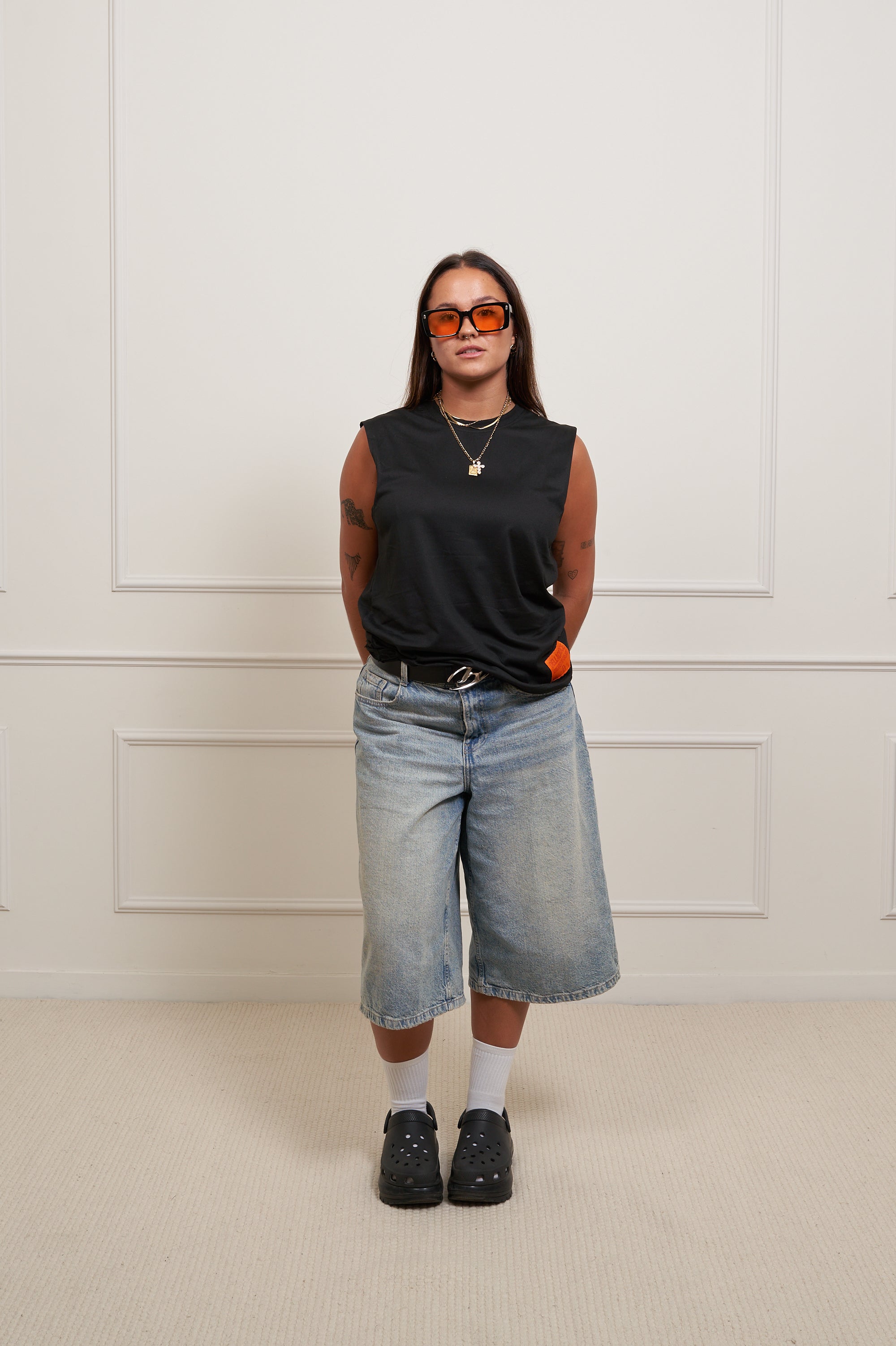 BLACK SLEEVELESS TEE