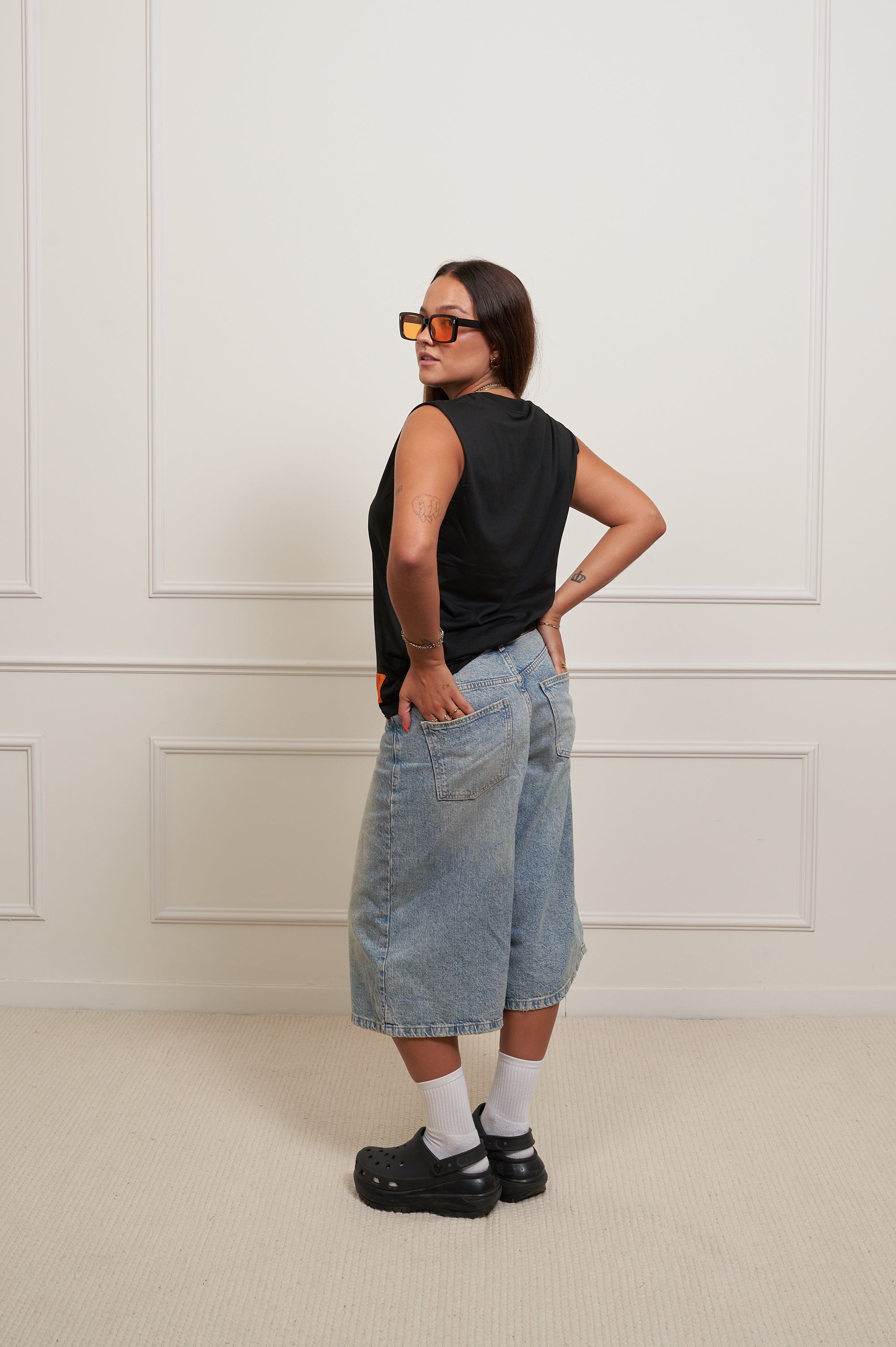 BLACK SLEEVELESS TEE