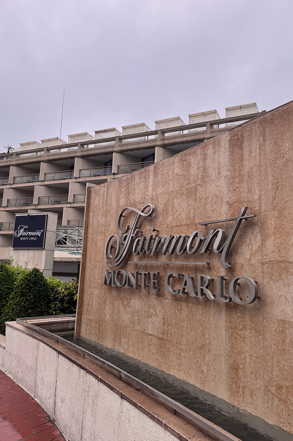 FAIRMONT HAIRPIN WHITE TEE