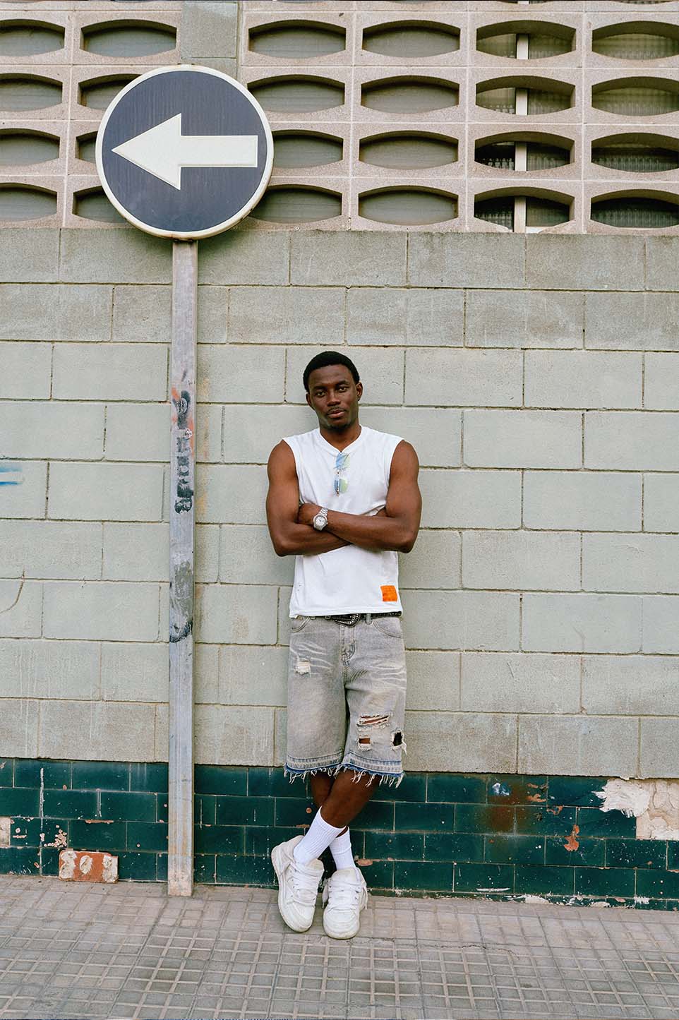WHITE SLEEVELESS TEE